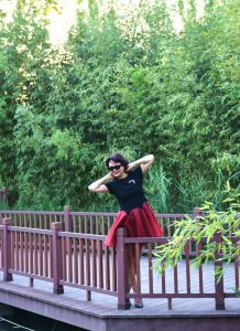 温柔的熟女短裙在公园里腿型很好