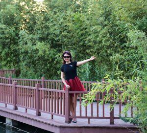 温柔的熟女短裙在公园里腿型很好