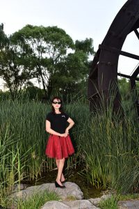 温柔的熟女短裙在公园里腿型很好