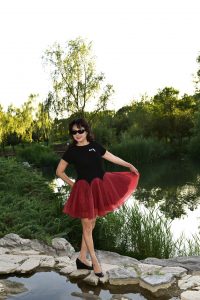 温柔的熟女短裙在公园里腿型很好