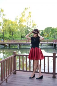 温柔的熟女短裙在公园里腿型很好