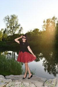 温柔的熟女短裙在公园里腿型很好