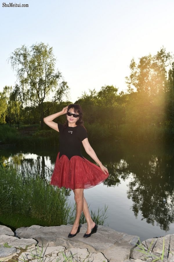 温柔的熟女短裙在公园里腿型很好[第7张/共17张]