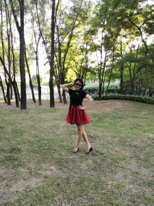 温柔的熟女短裙在公园里腿型很好