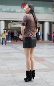 广场上穿了细高跟丝袜短靴的嫂子