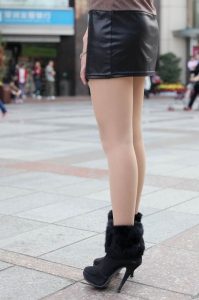 广场上穿了细高跟丝袜短靴的嫂子