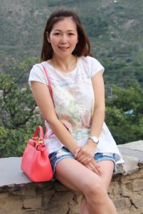 女神姐姐知风在大草原秀大腿