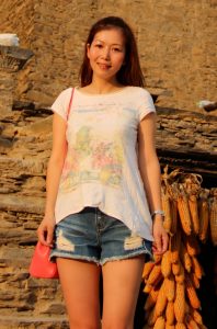 女神姐姐知风在大草原秀大腿