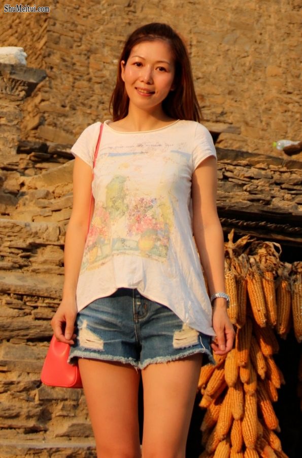 女神姐姐知风在大草原秀大腿[第4张/共9张]