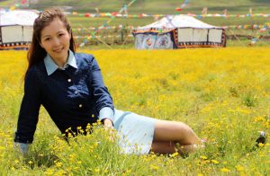 女神姐姐知风在大草原秀大腿