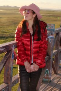 女神姐姐知风在大草原秀大腿