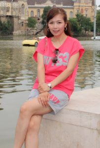 知风姐欧洲之旅秀白腿