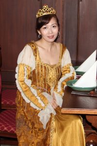 女神变女王低胸露沟的诱惑