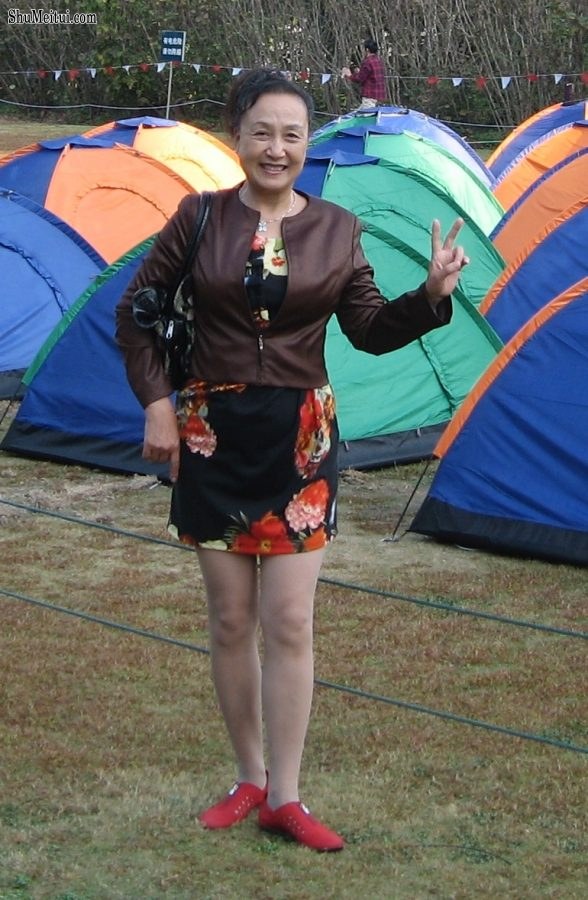 熟女钟姐穿肉丝在上海滩游览灯光艺术节[第12张/共12张]