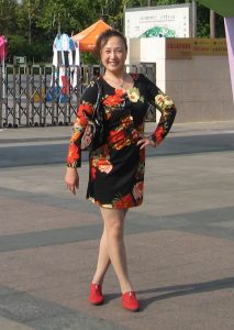 熟女钟姐穿肉丝在上海滩游览灯光艺术节