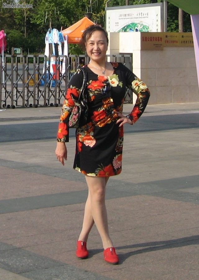 熟女钟姐穿肉丝在上海滩游览灯光艺术节[第2张/共12张]