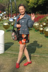 熟女钟姐穿肉丝在上海滩游览灯光艺术节