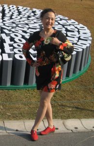 熟女钟姐穿肉丝在上海滩游览灯光艺术节