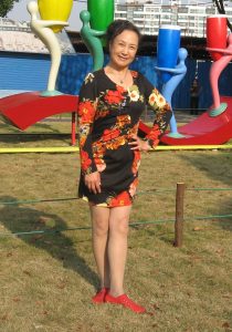 熟女钟姐穿肉丝在上海滩游览灯光艺术节