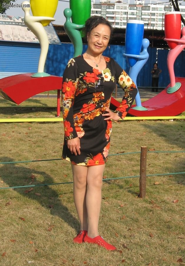 熟女钟姐穿肉丝在上海滩游览灯光艺术节[第5张/共12张]