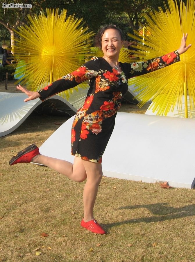 熟女钟姐穿肉丝在上海滩游览灯光艺术节[第6张/共12张]