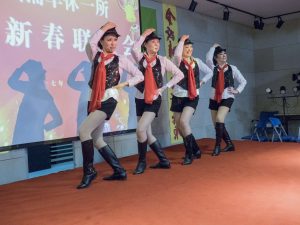 钟姐和她的好姐妹们穿肉丝靴子表演节目