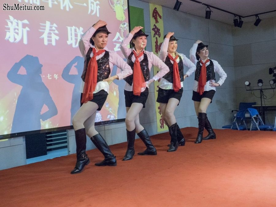 钟姐和她的好姐妹们穿肉丝靴子表演节目[第1张/共36张]