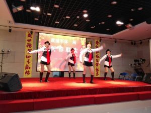 钟姐和她的好姐妹们穿肉丝靴子表演节目