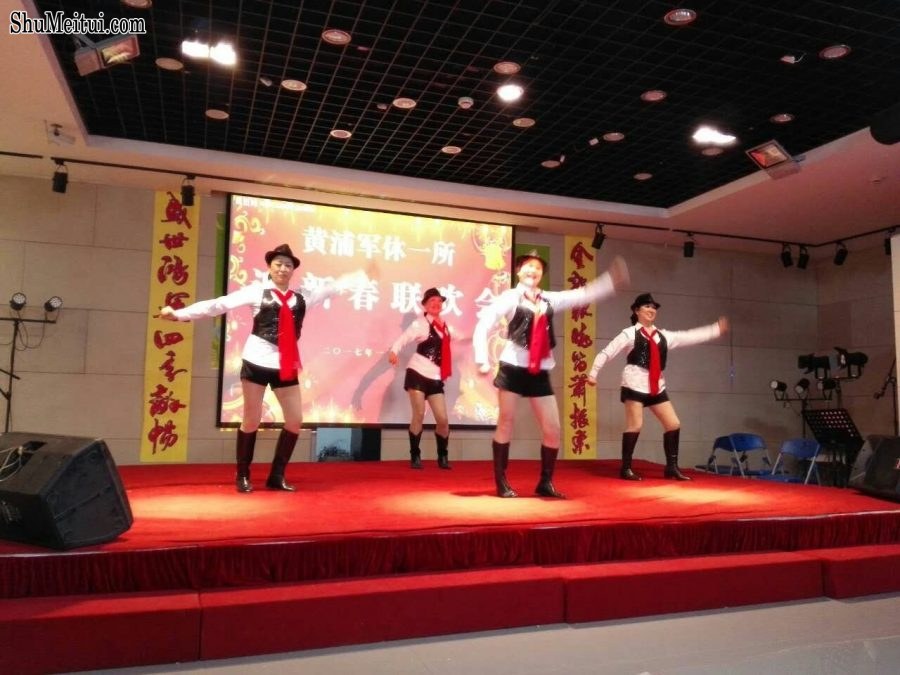 钟姐和她的好姐妹们穿肉丝靴子表演节目[第10张/共36张]