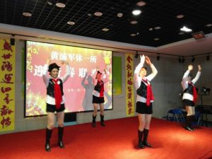 钟姐和她的好姐妹们穿肉丝靴子表演节目