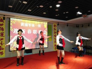 钟姐和她的好姐妹们穿肉丝靴子表演节目