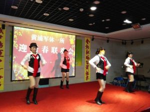 钟姐和她的好姐妹们穿肉丝靴子表演节目