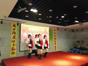 钟姐和她的好姐妹们穿肉丝靴子表演节目