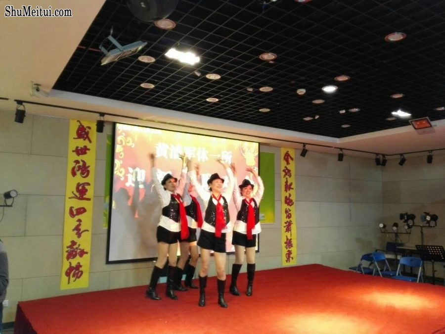 钟姐和她的好姐妹们穿肉丝靴子表演节目[第7张/共36张]