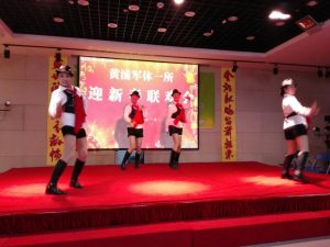 钟姐和她的好姐妹们穿肉丝靴子表演节目