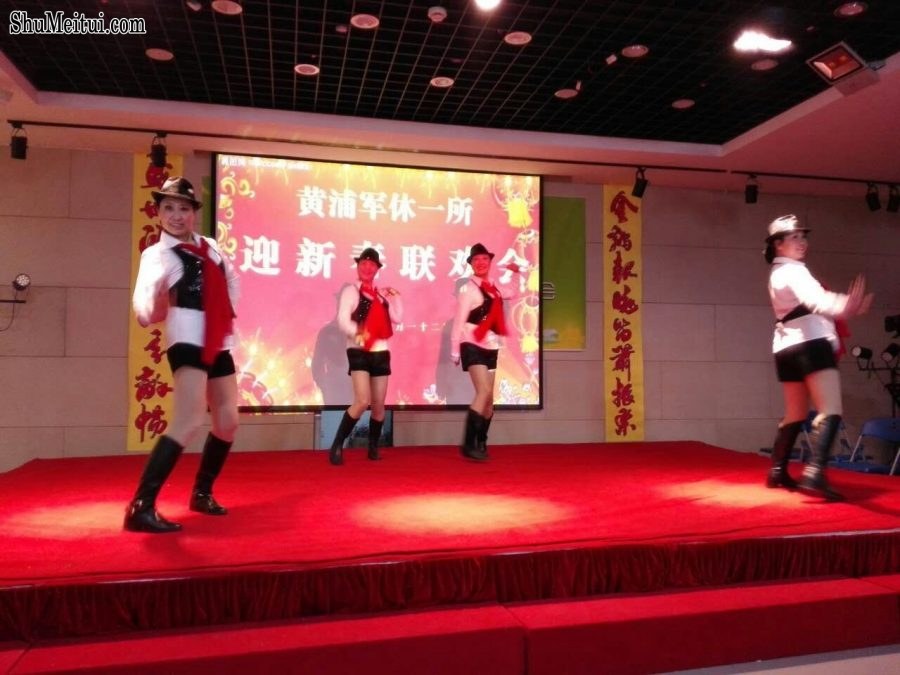 钟姐和她的好姐妹们穿肉丝靴子表演节目[第9张/共36张]