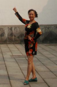 熟女钟姐穿短裙在景区游玩