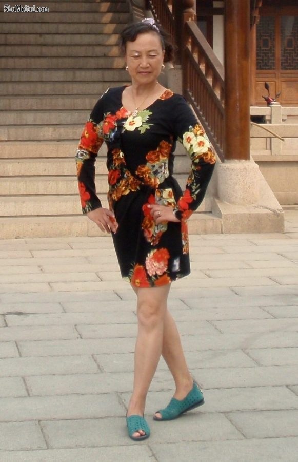 熟女钟姐穿短裙在景区游玩[第12张/共42张]