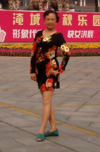 熟女钟姐穿短裙在景区游玩