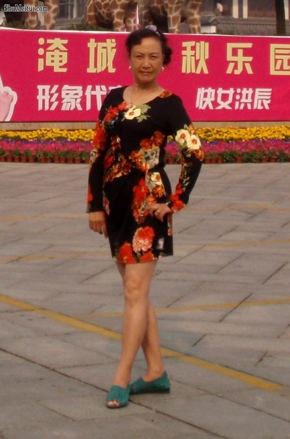 熟女钟姐穿短裙在景区游玩[第13张/共42张]