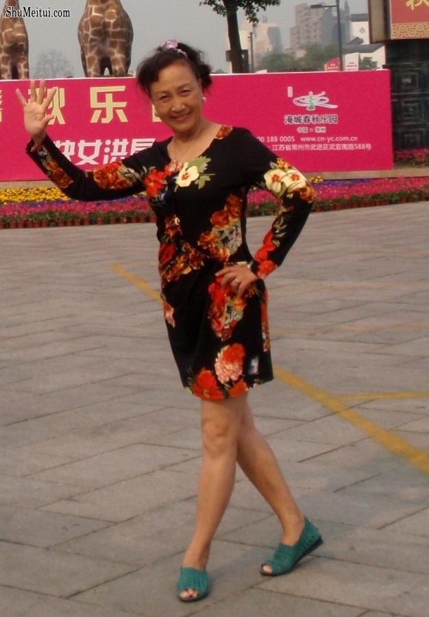 熟女钟姐穿短裙在景区游玩[第14张/共42张]