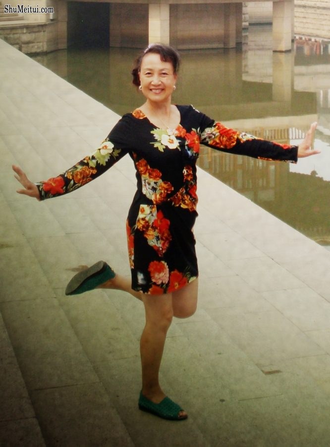 熟女钟姐穿短裙在景区游玩[第16张/共42张]