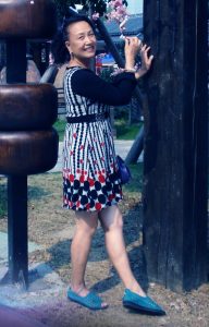 熟女钟姐穿短裙在景区游玩