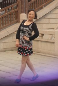 熟女钟姐穿短裙在景区游玩