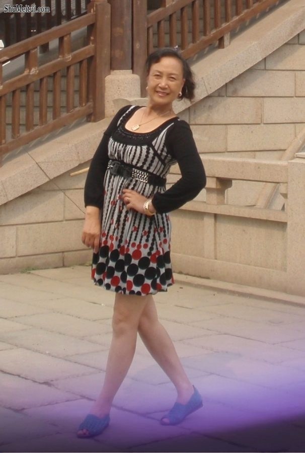 熟女钟姐穿短裙在景区游玩[第18张/共42张]