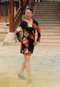 熟女钟姐穿短裙在景区游玩