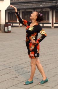 熟女钟姐穿短裙在景区游玩