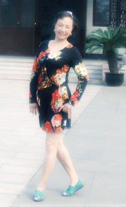 熟女钟姐穿短裙在景区游玩