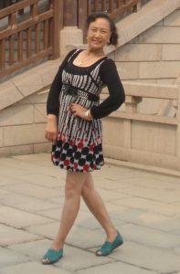 熟女钟姐穿短裙在景区游玩