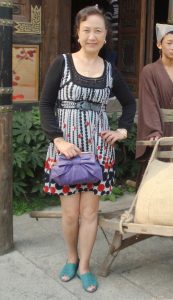 熟女钟姐穿短裙在景区游玩